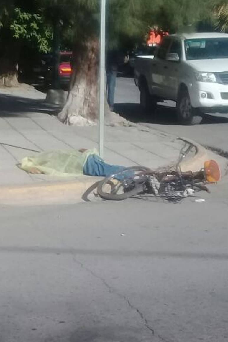 Tragedia. Ciclista sufre infarto al circular en su bicicleta por la vía publica en Gómez Palacio. (EL SIGLO DE TORREÓN)