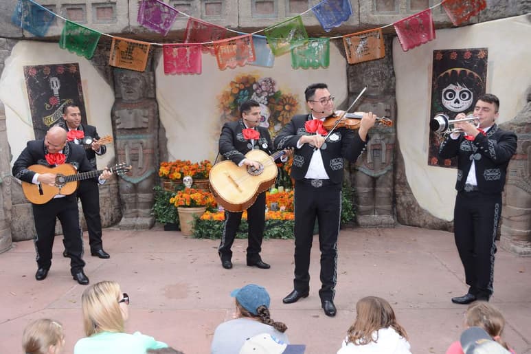 Desde ahora y hasta el seis de enero de 2018, El Mariachi Coco de Santa Cecilia, un nuevo grupo musical inspirado en la película, entretiene a los visitantes en el Pabellón de México de dicho parque de Disney ubicado en Orlando, Florida. (ESPECIAL)