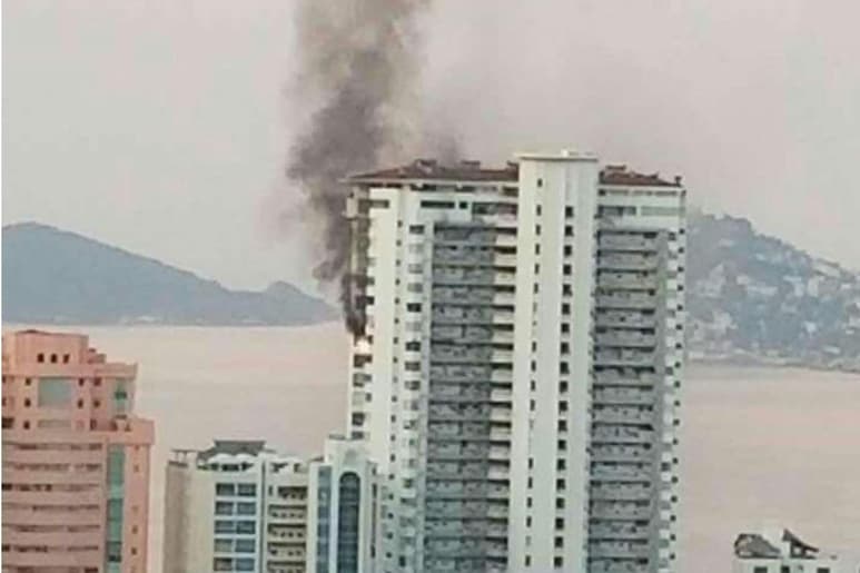 Una persona falleció al arrojarse desde la ventana para huir del fuego. (TWITTER)
