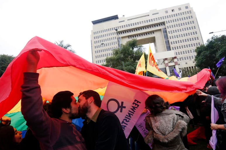 Abrir la información en temas relacionados con las personas LGBTTTI contribuye a sensibilizar a la población sobre este sector que exige el respeto irrestricto de sus derechos, señala el funcionario. (ARCHIVO)