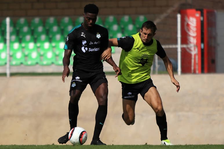 Versiones apuntan a que el DT portugués va por Izquierdoz y Djaniny.