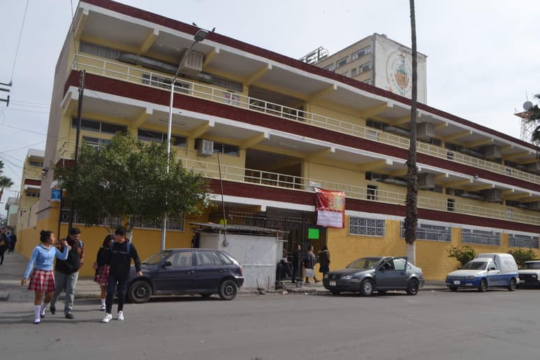 Esta mañana, se contó con la asistencia del alcalde de la ciudad Jorge Luis Morán Delgado, de maestros, directivos, estudiantes y padres de familia. (ARCHIVO)