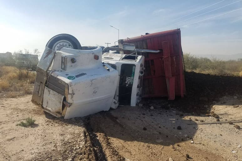 Accidente. Un camión cargado con abono terminó volcado sobre la carretera al Esterito, en los límites de Torreón y Matamoros. (EL SIGLO DE TORREÓN)