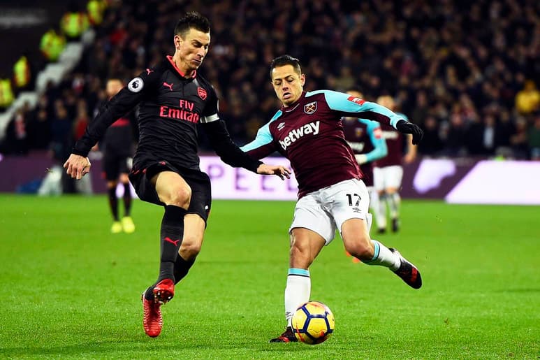 Javier Hernández entró al minuto 82 y estrelló un balón en el travesaño en el empate a cero entre West Ham y Arsenal. (EFE)