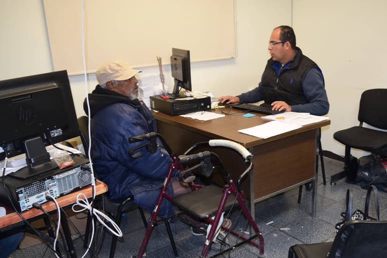 Informados. Personal de la Sedesol informó a los beneficiarios de que el pago se hará hasta la próxima semana. (EL SIGLO DE TORREÓN)