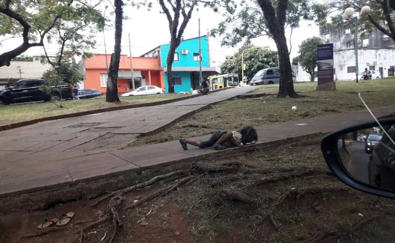 Ayuda. La viralización de la imagen logró que se consiguieran bidones de agua para asistir a estos niños y otras familias mbyà. (MISIONES ONLINE)