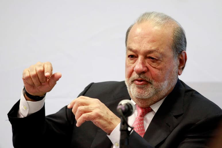 El empresario mexicano planea reducir la participación accionaria que posee en el medio de comunicación estadounidense del 17% actual hasta cerca de 8%. (ARCHIVO)