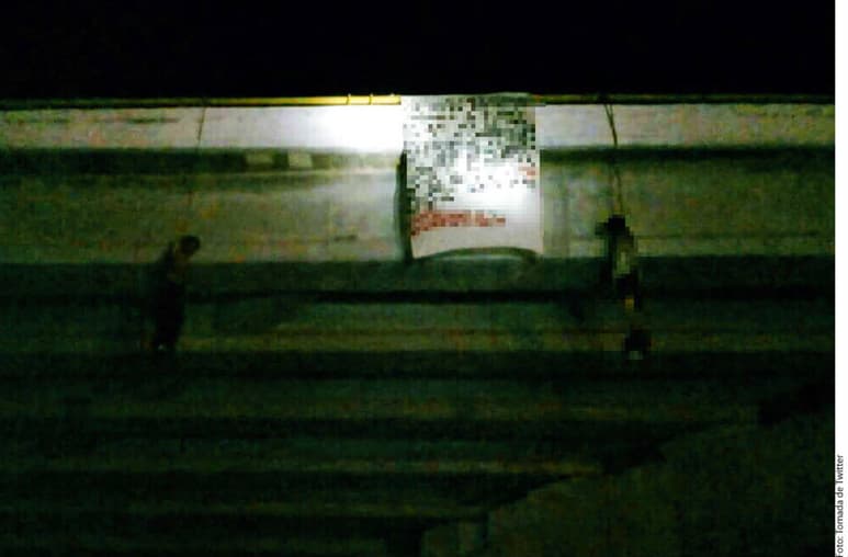 Terror. Se encontraron cuerpos colgados en el puente que conecta al aeropuerto en La Paz. (AGENCIA REFORMA)