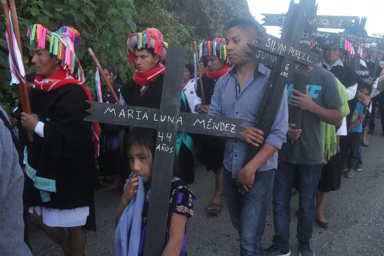 Indígenas de la organización civil Las Abejas, familiares y sobrevivientes de la masacre de hace 20 años pidieron que no se vuelva a repetir un hecho como el que ocurrió en Acteal, municipio de Chenalhó. (EL UNIVERSAL)
