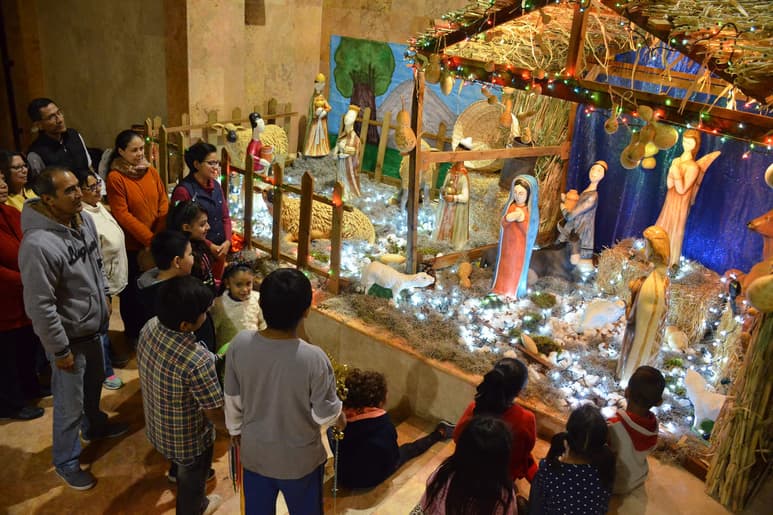 Nacimiento. Es San Francisco de Asís quien realiza la primera representación del nacimiento en  Greccio, Italia. 