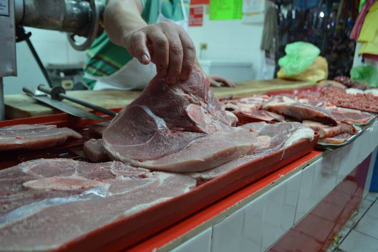 Piden tener cuidado. Carniceros advierten por carnes 'infladas con agua y conservadores'. (EL SIGLO DE TORREÓN/ROBERTO ITURRIAGA)