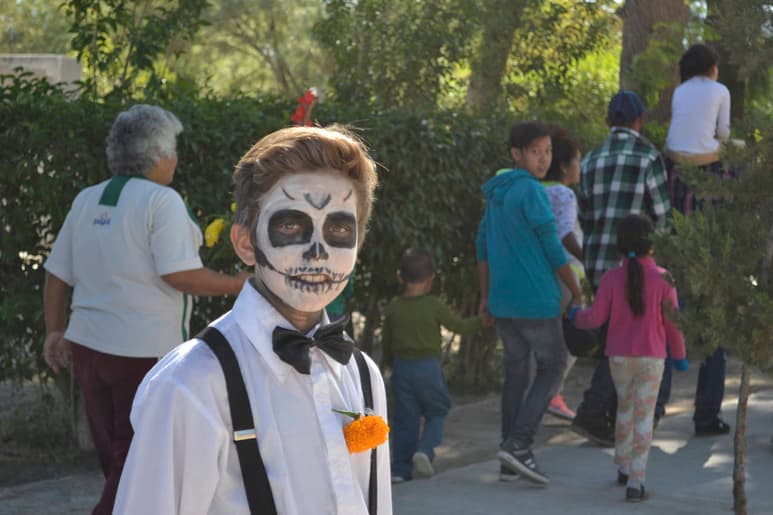 Tradiciones. Las festividades religiosas son parte fundamental de la Comarca Lagunera, una de ellas el Día de Muertos, que es toda una fiesta, sobre todo en el panteón de Mapimí. (EL SIGLO DE TORREÓN/CLAUDIA LANDEROS)