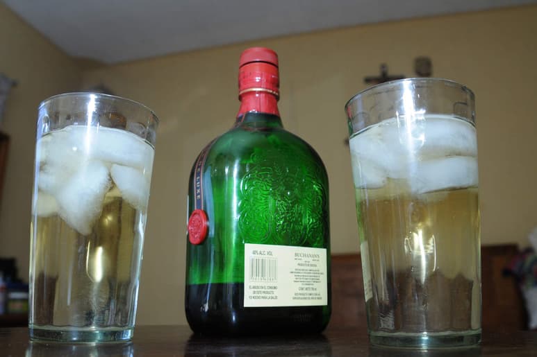 Esta investigación, según el artículo, ayudaría a entender cómo el alcohol aumenta el riesgo de desarrollar varios tipos de cáncer, entre ellos el de colon. (ARCHIVO)