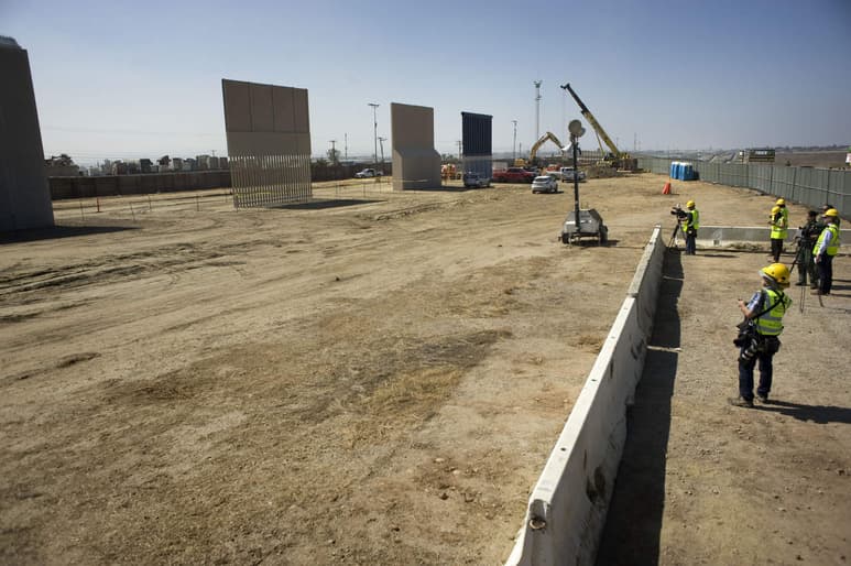 El diario indicó que la inversión significaría expandir y remplazar el muro actual, de casi mil kilómetros, para que alcanzara un total de mil 600 kilómetros en la frontera. (ARCHIVO)