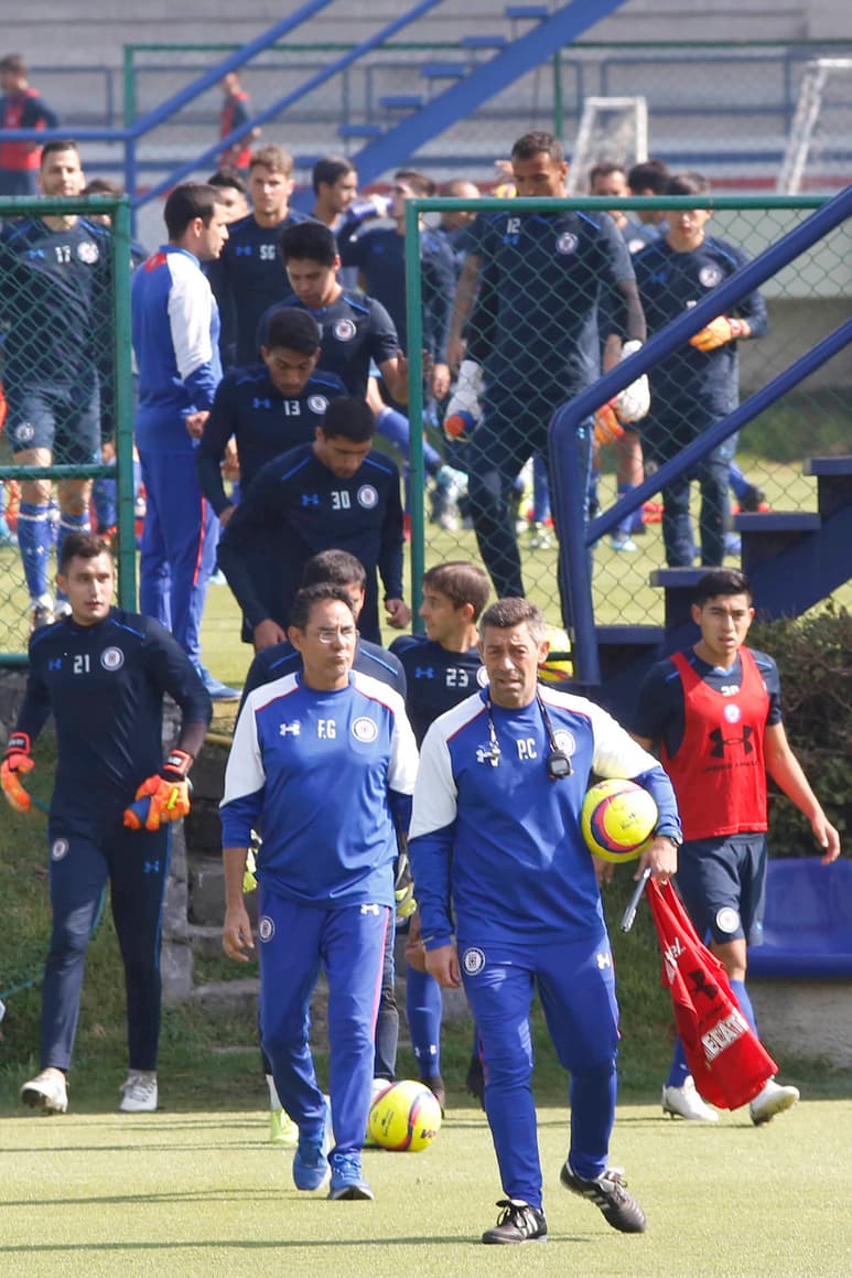 El director técnico portugués Pedro Caixinha tiene sobre sus hombros la responsabilidad de convertir al Cruz Azul en un equipo protagonista.
