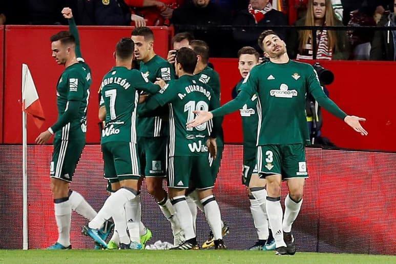 Los jugadores del Betis celebran luego de anotar el segundo tanto del equipo. (EFE)