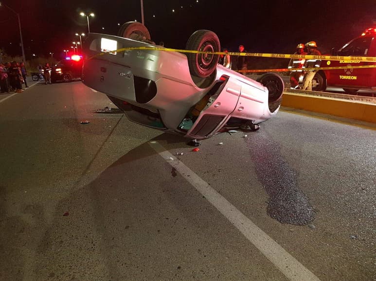 Accidente. El ocupante del vehículo sedán tuvo una muerte instantánea,según reportaron los paramédicos de Cruz Roja. (EL SIGLO DE TORREÓN)