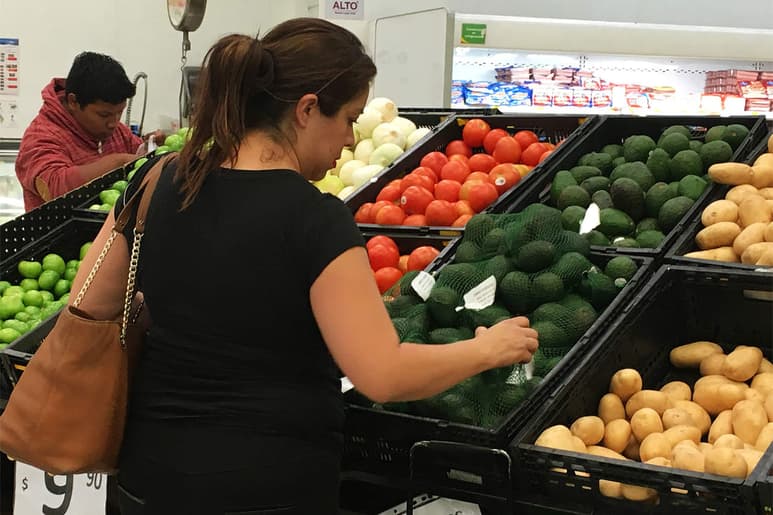 Los mexicanos acostumbran gastar en promedio dos mil 708 pesos mensuales en el supermercado físico, 60 por ciento más en comparación con el canal en línea, señaló un estudio de la firma in-Store Media México. (ARCHIVO)