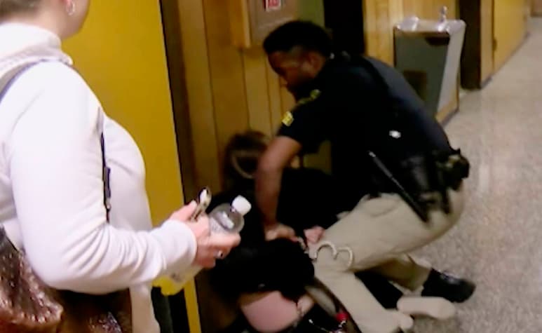 Detenida. Deyshia Hargrave quedó más tarde en libertad bajo fianza por cargos. (AP)