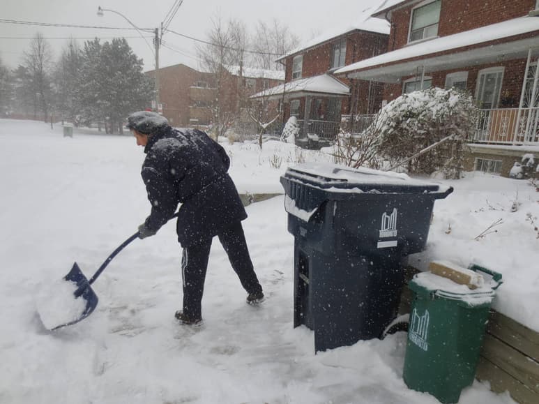 Complicado. Toronto se prepara para otra ola de frío, que ayer hizo caer la temperatura de 12 grados centígrados a siete bajo cero en sólo ocho horas.