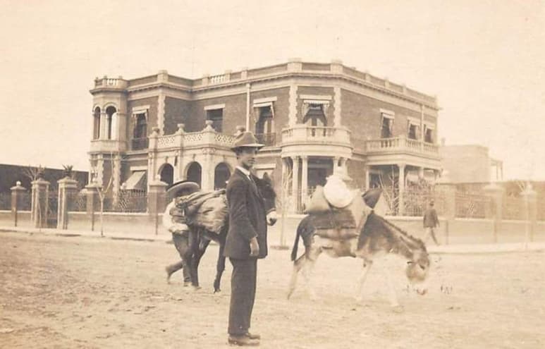 Vista de los chalets ubicados sobre la Avenida Morelos enfrente a La Alameda, donde estaban las imprentas de El Radical y oficinas y habitaciones de empleados. Quemados en la Navidad de 1916.