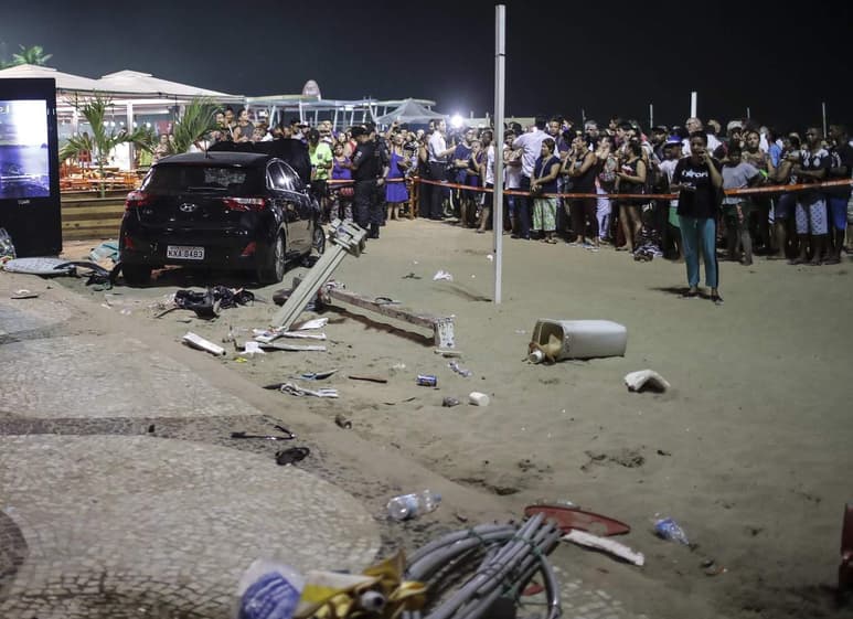 El accidente se produjo a primeras horas de la noche por causas que aún se desconocen, aunque el conductor, que ha sido detenido, argumentó que perdió la consciencia por un ataque epiléptico. (EFE)