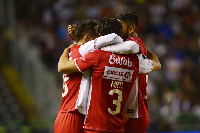 Jugadores del Necaxa celebran tras marcar el primer gol. (Jam Media)