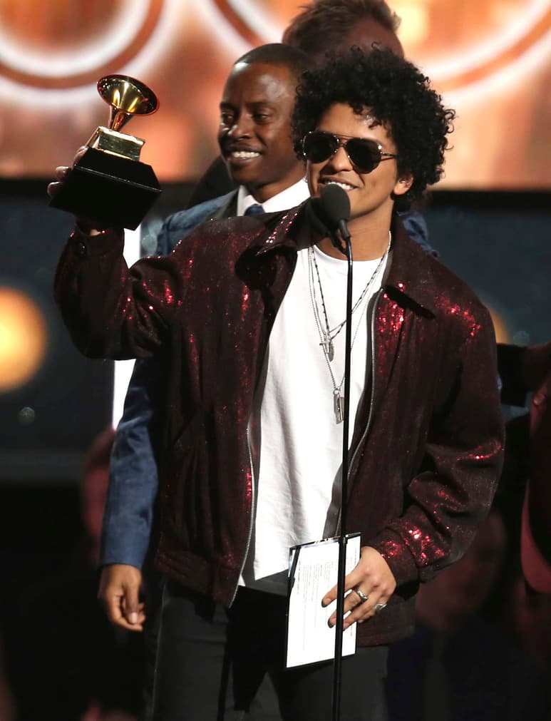 Bruno Mars gana el Grammy de la mejor grabación del año.
