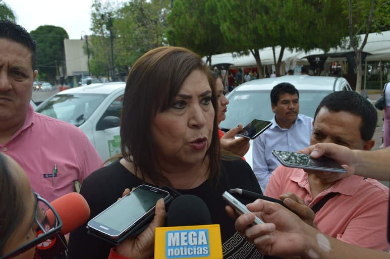 Al respecto la alcaldesa de Lerdo, María Luisa González Achem dijo que tanto la alcaldesa con licencia de Gómez Palacio Leticia Herrera Ale como Rocío Rebollo Mendoza son mujeres bien posicionadas y que jalan votos. (EL SIGLO DE TORREÓN)