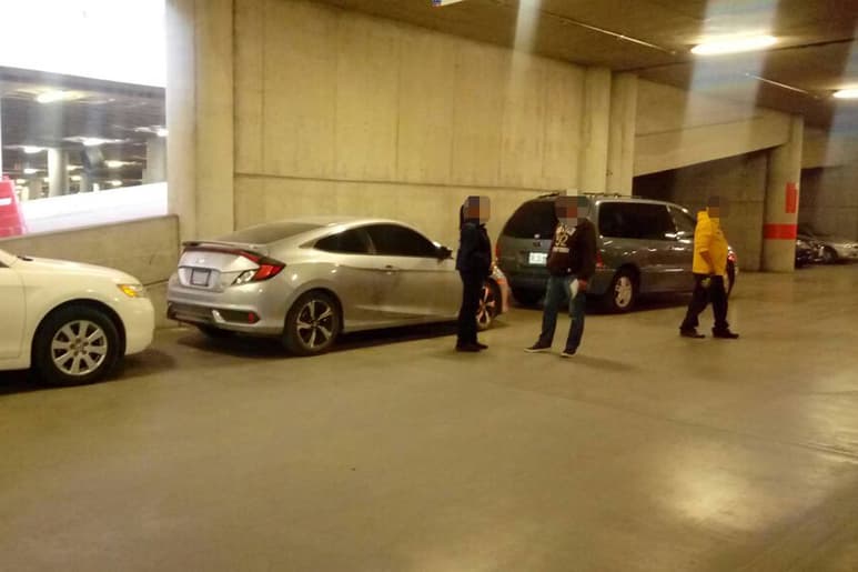 Sorprende. Raúl cuestiona a la elemento que le aplicó una multa por estacionarse fuera de un cajón. (EL SIGLO DE TORREÓN)