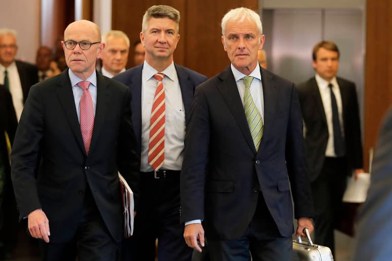 Autos. Matthias Mueller, presidente de Volkswagen AG( a la derecha y Thomas Steg, (a la izquierda) ejecutivo suspendido. (EFE)