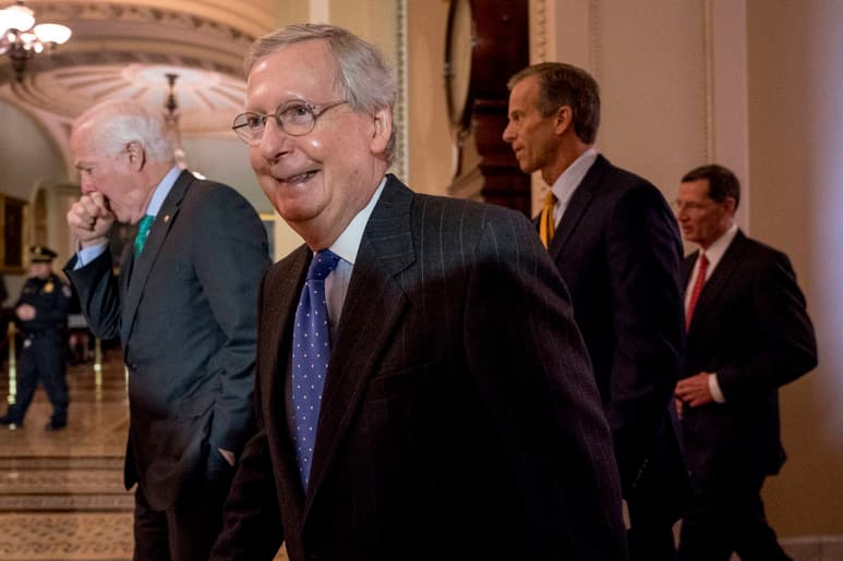 Interesados. El republicano Mitch McConnell y otros senadores de su bancada firmaron la petición. (AP)