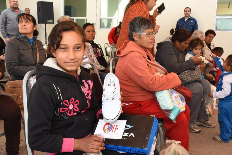 Apoyos. El DIF entregó zapatos y pañales. (EL SIGLO DE TORREÓN)