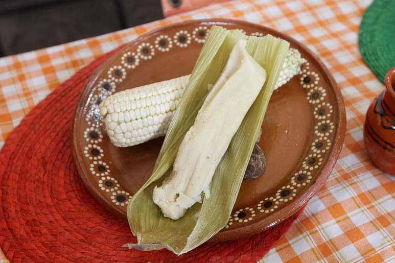 Es tradición que, a quienes le toca la figura de niño al momento de partir la Rosca de Reyes el 6 de enero, compartan el día 2 de febrero, tamales y atole. (NOTIMEX)