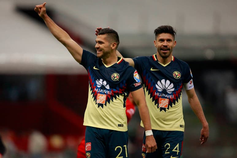 Henry Martin (d), del América, junto a Oribe Peralta, festeja después de marcar el segundo gol de su equipo durante el partido de ayer. (Jam Media)