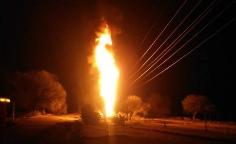 El incendio del ducto se registró alrededor de las nueve de la noche. (ESPECIAL)