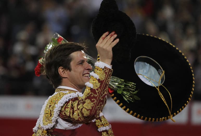 El torero español Julián López 'El Juli' celebra en La México. (EFE)