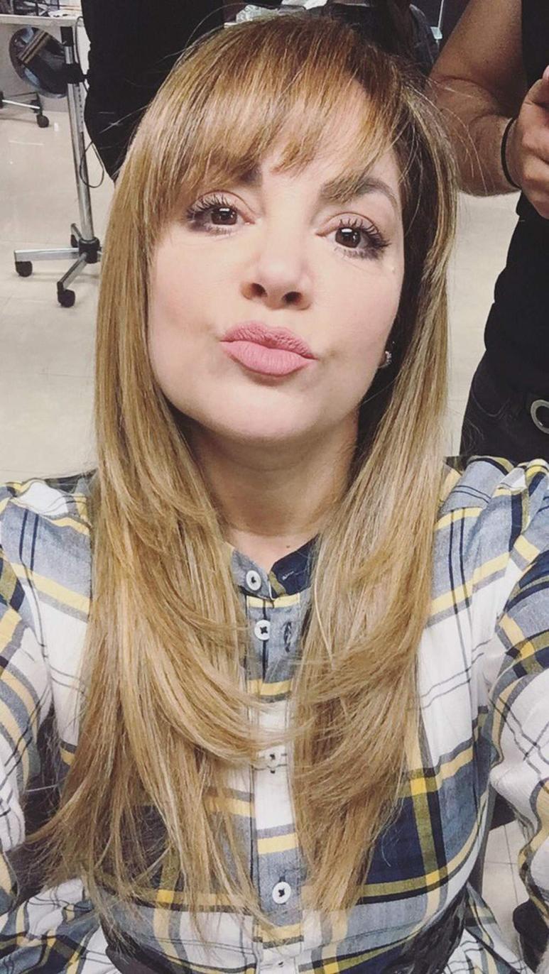 Tras muchos años de lucir su cabello negro y rizado, la llamada “Reina de los niños” se mostró en Twitter con otro look. (TWITTER)