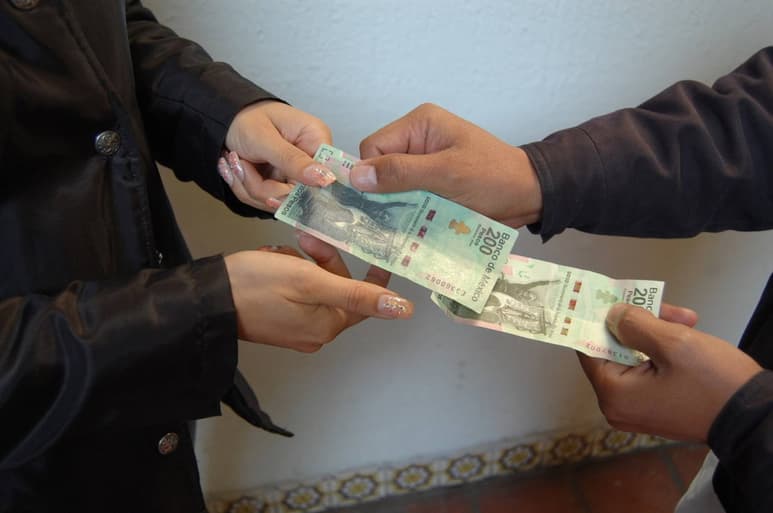 Los riesgos.La Condusef señala que se puede cobrar una multa y hasta 12 años de prisión. (ARCHIVO)