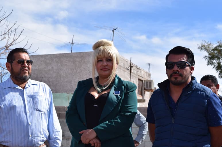 Revisión. Embajadora de la Unesco, Harriet Turner visitó el ejido El Fénix de Matamoros. (EL SIGLO DE TORREÓN/MARY VÁZQUEZ)