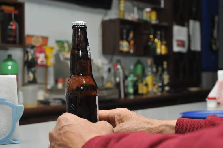 La ingesta excesiva de alcohol altera el ritmo con el cual los tejidos del organismo se sincronizan para realizar las funciones fisiológicas como la alimentación, lo que podría provocar sobrepeso, irritabilidad, deficiencias cognitivas, resistencia a la insulina y diabetes mellitus 2. (ARCHIVO)