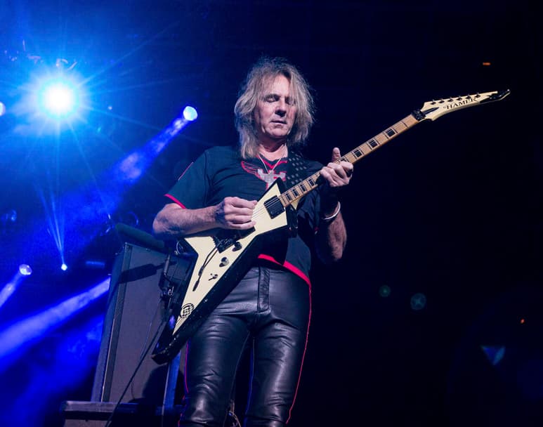Aunque hasta hace poco Glenn había continuado como el gran guitarrista de heavy metal que es, en el grupo desde 1974, e incluso aún puede tocar algunas de las canciones que son menos demandantes, pidió a Andy Sneap que tome su lugar en el escenario. (AP)