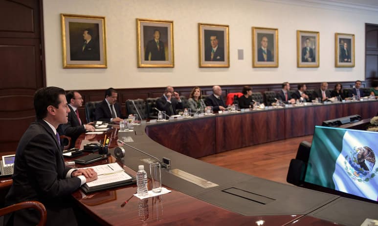 Presidencia de la República informó que el Ejecutivo federal ratificó su instrucción de 'cumplir y respetar las normas legales que deberán de observar todos los servidores públicos antes del proceso electoral en marcha'. (NOTIMEX)