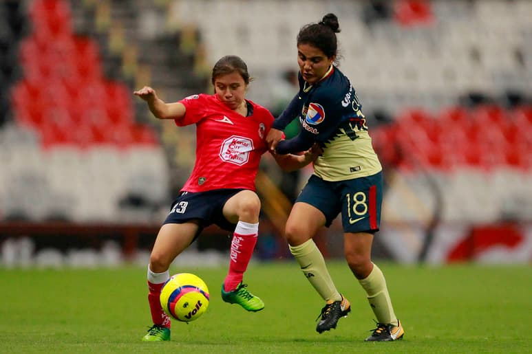 Betzy Cuevas (i), del América, y María Fuentes, del Morelia, durante el juego de la jornada 6 del Torneo Clausura 2018 de la Liga MX Femenil. América golea a Morelia Liga Femenil
