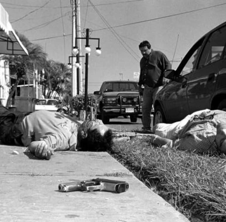 Aunque el cuerpo de uno de los líderes del cártel de Tijuana quedó en el asfalto, boca arriba, enfrente de la multitud, las autoridades no pudieron confirmarlo en su totalidad hasta un mes después. (EL UNIVERSAL)