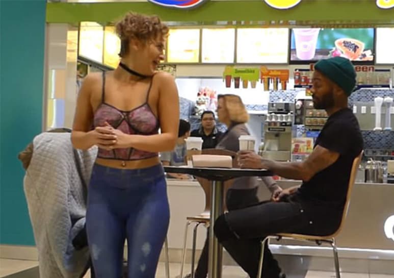 Chica se presenta a su cita de Tinder desnuda