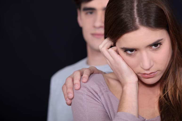 Esta situación no sólo llega a ser frecuente en parejas adultas, pues en la actualidad ha alcanzado las relaciones de jóvenes y adolescentes. (ARCHIVO)