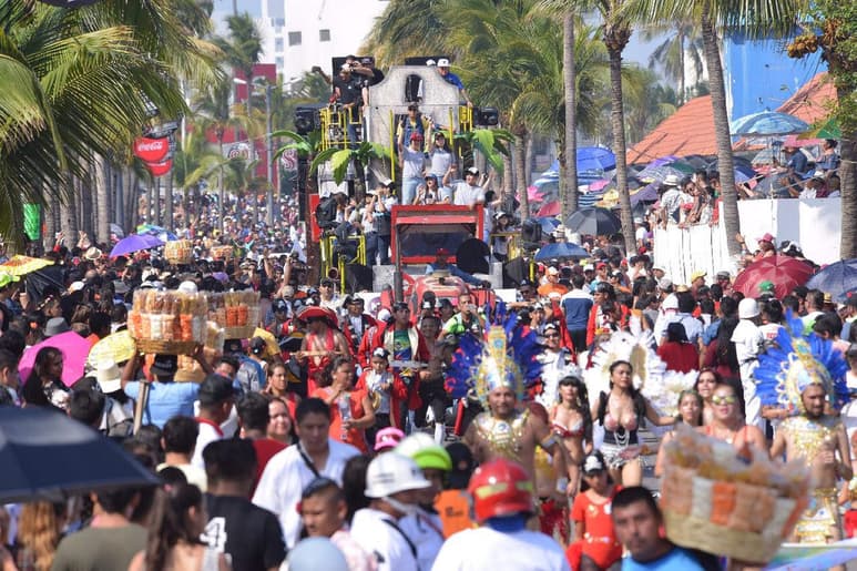 Este carnaval contó con un contingente de más de 70 agrupaciones conformadas por comparsas, bandas de música, batucadas y bastoneras, quienes lucieron llamativos vestuarios y excelentes coreografías, además de zanqueros, botargas, disfraces. (NOTIMEX)