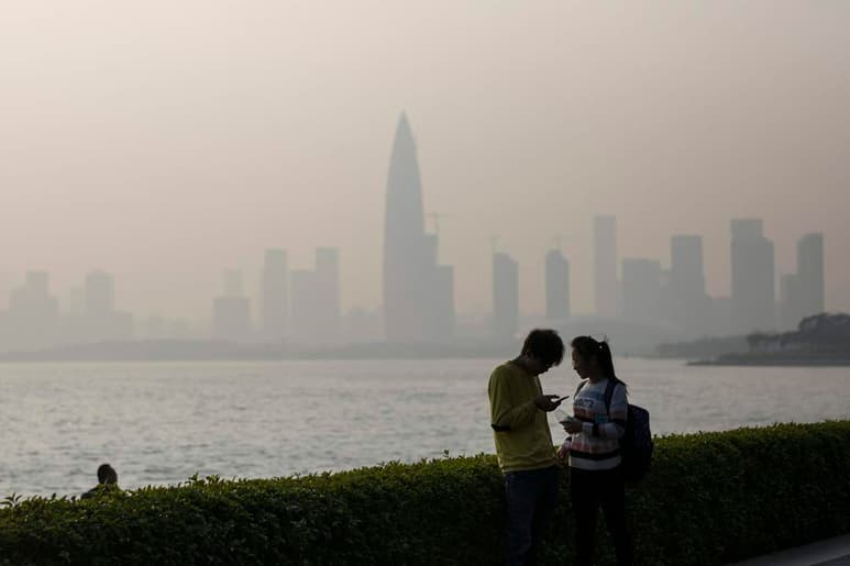 En consecuencia, han surgido empresas como Tinder, que capitalizan esas necesidades y ofrecen una posible relación humana mediante una vía diferente a la misma interacción humana, reflexionó. (EFE)