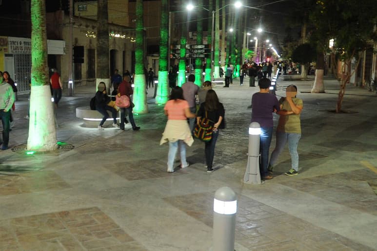 Piden apoyo. Consejo del Paseo Morelos denuncia el regreso de la presencia de sexoservidoras femeninas y masculinos en la tradicional avenida y señala que es por falta de vigilancia. (EL SIGLO DE TORREÓN)